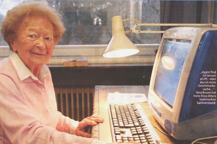computer_oma-old-woman